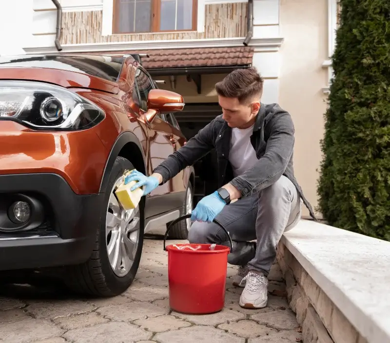 Lavage auto à domicile Mortagne-sur-Sèvre : professionnel intervenant sur un véhicule